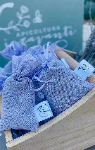 Mani che sistemano sacchetti di lavanda in una scatola di legno